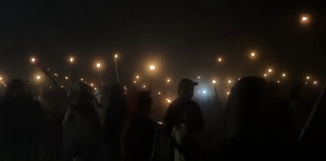 Pawai Obor Meriahkan Malam Camp Santanamekar Bersama Warga